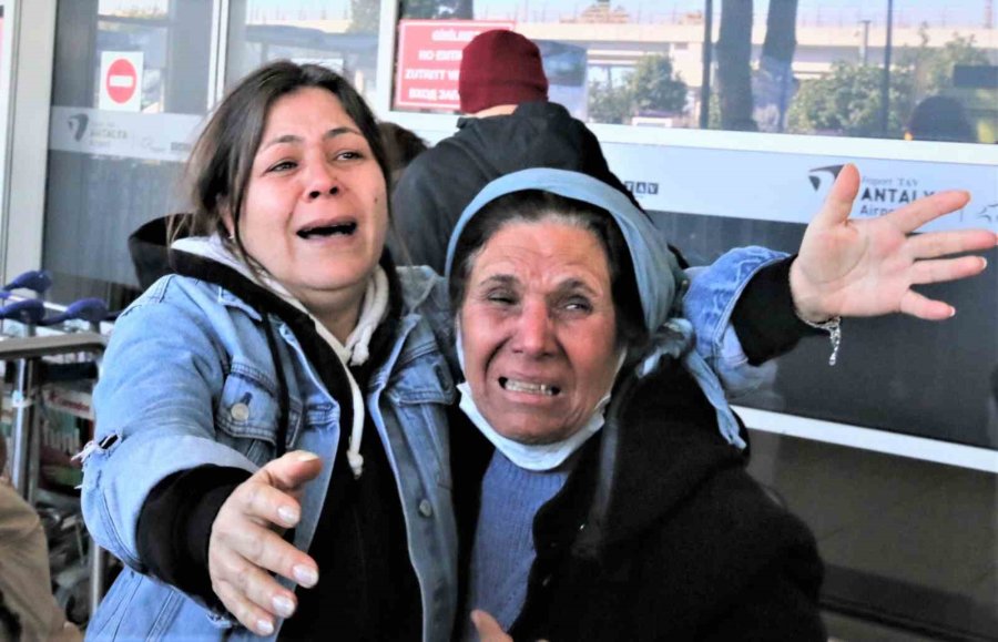 Depremden Kurtulan Anneye Gözyaşları Arasında Karşılama