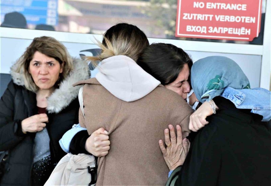 Depremden Kurtulan Anneye Gözyaşları Arasında Karşılama