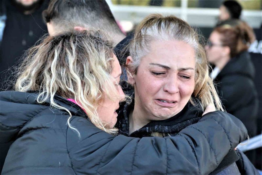 Depremden Kurtulan Anneye Gözyaşları Arasında Karşılama