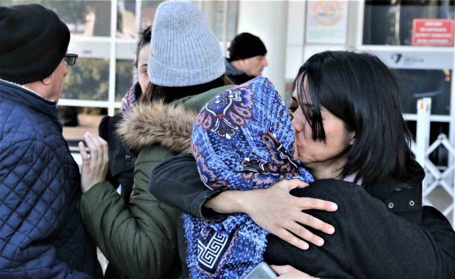 Depremden Kurtulan Anneye Gözyaşları Arasında Karşılama