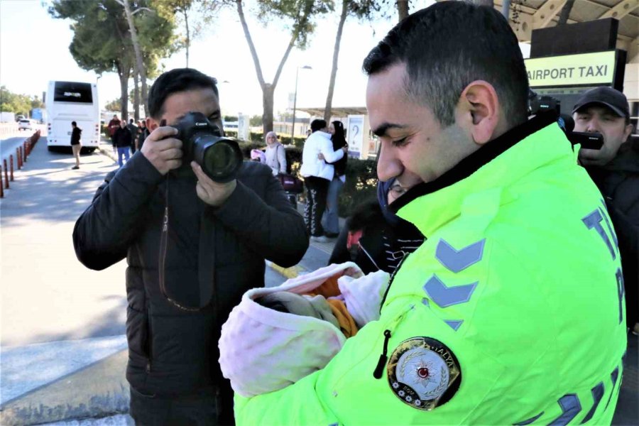 Depremden Kurtulan Anneye Gözyaşları Arasında Karşılama