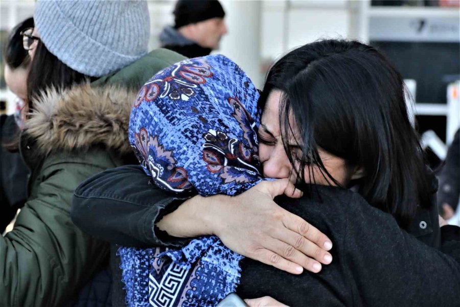 Depremden Kurtulan Anneye Gözyaşları Arasında Karşılama