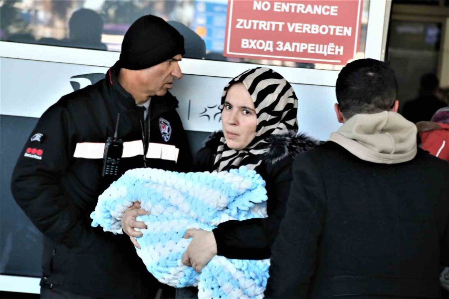 Depremden Kurtulan Anneye Gözyaşları Arasında Karşılama