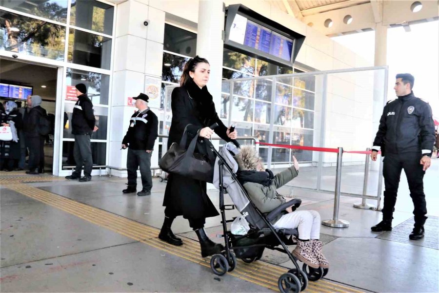 Depremden Kurtulan Anneye Gözyaşları Arasında Karşılama