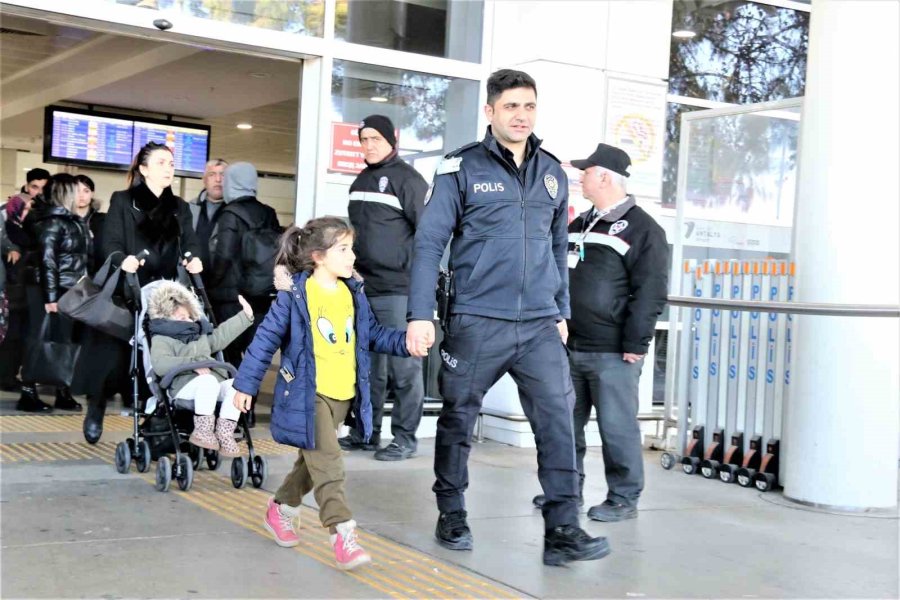 Depremden Kurtulan Anneye Gözyaşları Arasında Karşılama