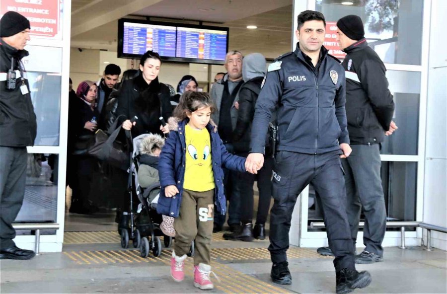 Depremden Kurtulan Anneye Gözyaşları Arasında Karşılama