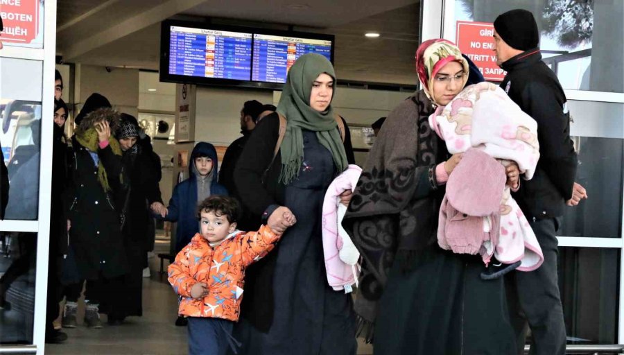 Depremden Kurtulan Anneye Gözyaşları Arasında Karşılama