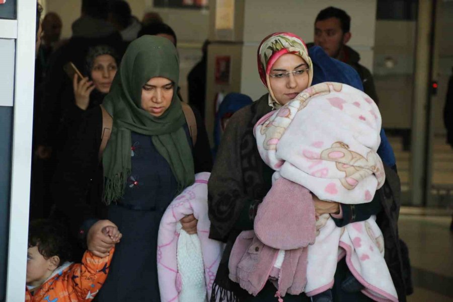 Depremden Kurtulan Anneye Gözyaşları Arasında Karşılama