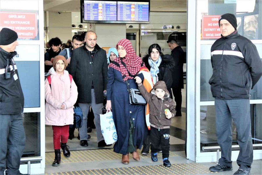 Depremden Kurtulan Anneye Gözyaşları Arasında Karşılama