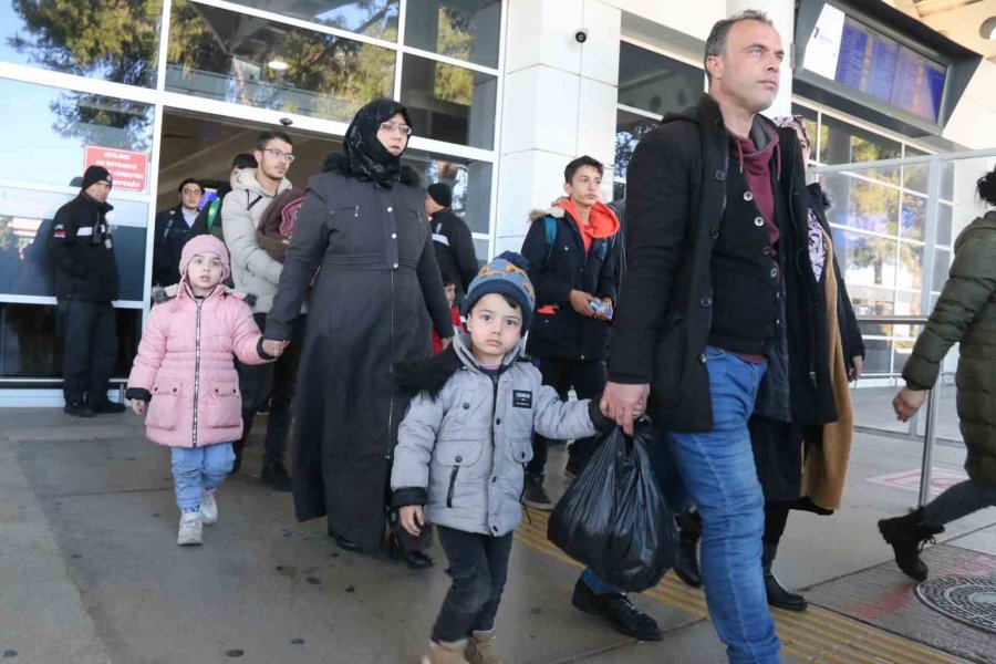 Depremden Kurtulan Anneye Gözyaşları Arasında Karşılama