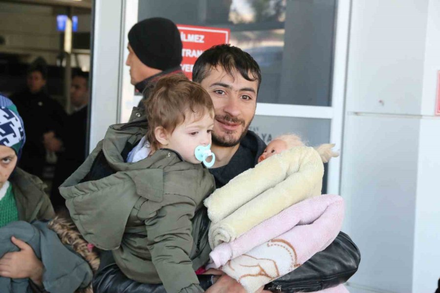 Depremden Kurtulan Anneye Gözyaşları Arasında Karşılama