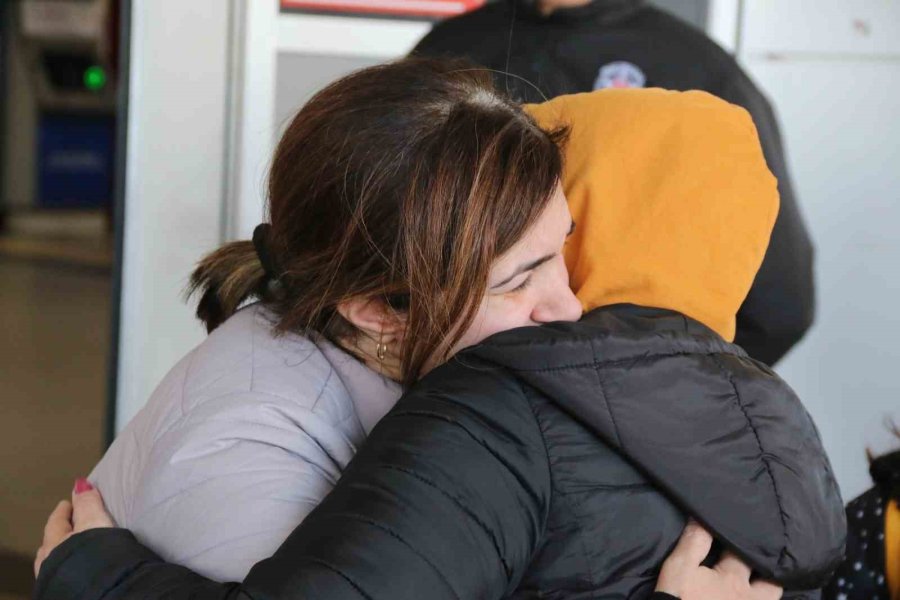 Depremden Kurtulan Anneye Gözyaşları Arasında Karşılama