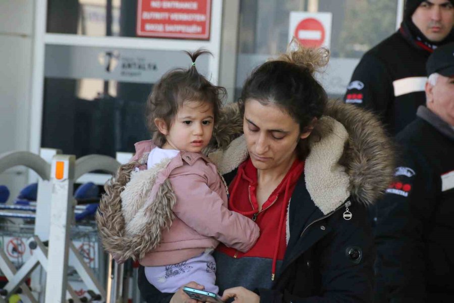 Depremden Kurtulan Anneye Gözyaşları Arasında Karşılama