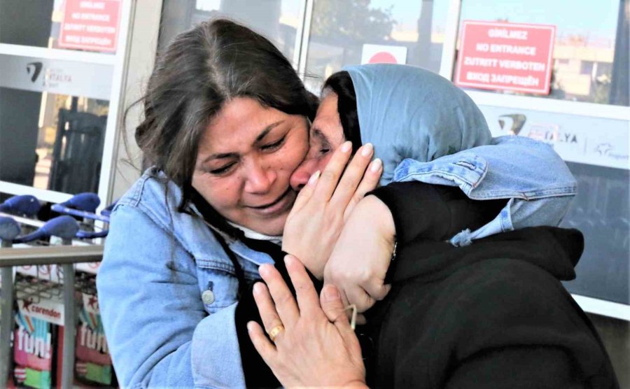 Depremden Kurtulan Anneye Gözyaşları Arasında Karşılama