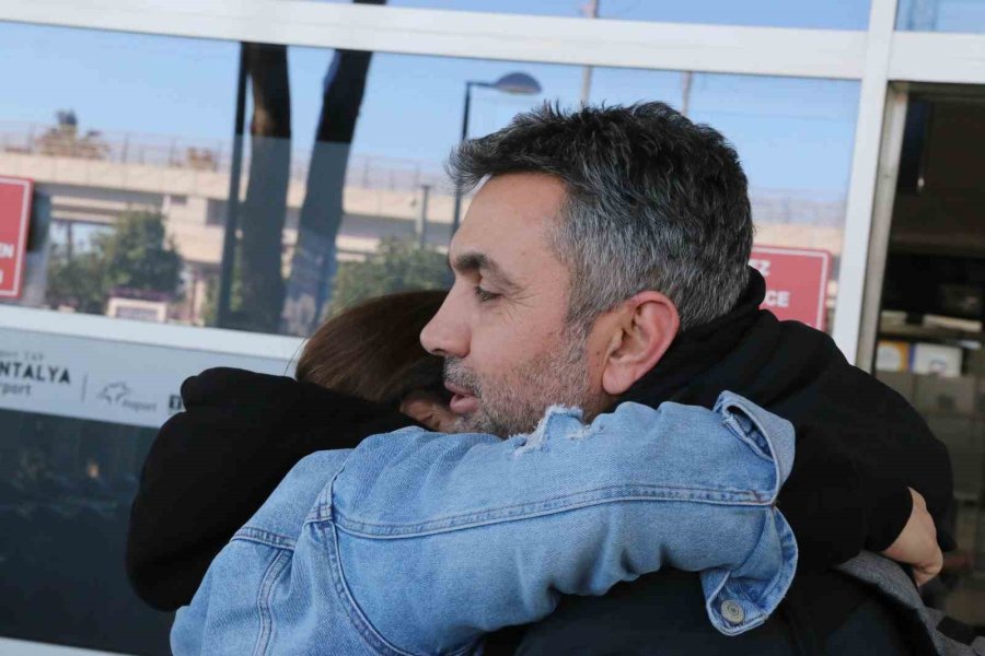 Depremden Kurtulan Anneye Gözyaşları Arasında Karşılama