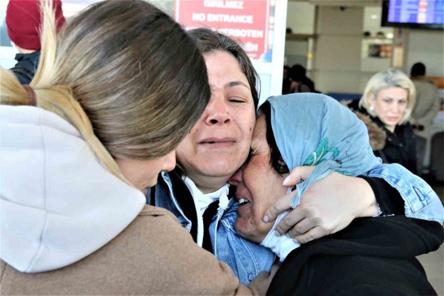 Depremden Kurtulan Anneye Gözyaşları Arasında Karşılama
