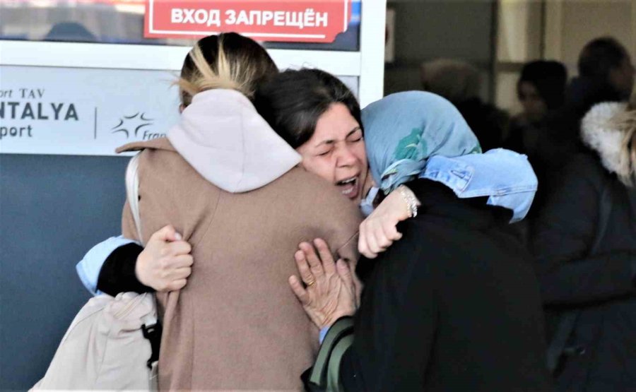 Depremden Kurtulan Anneye Gözyaşları Arasında Karşılama