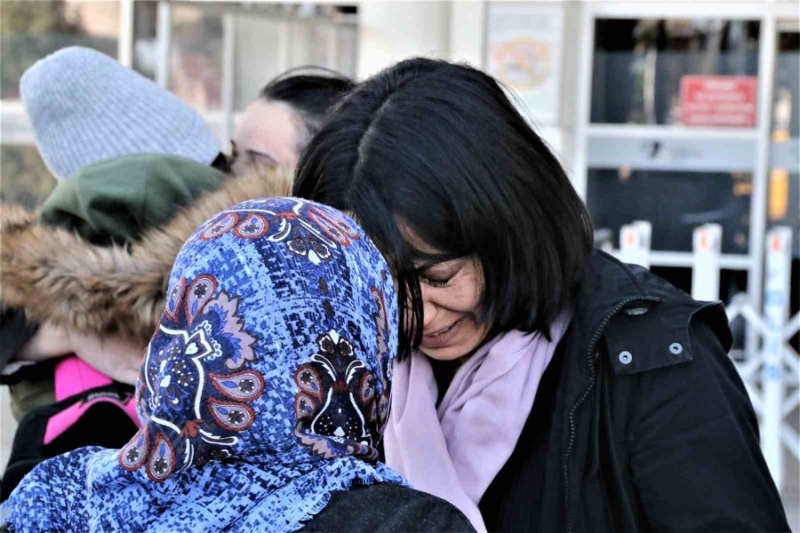 Depremden Kurtulan Anneye Gözyaşları Arasında Karşılama