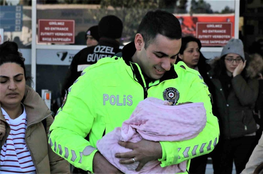 Depremden Kurtulan Anneye Gözyaşları Arasında Karşılama