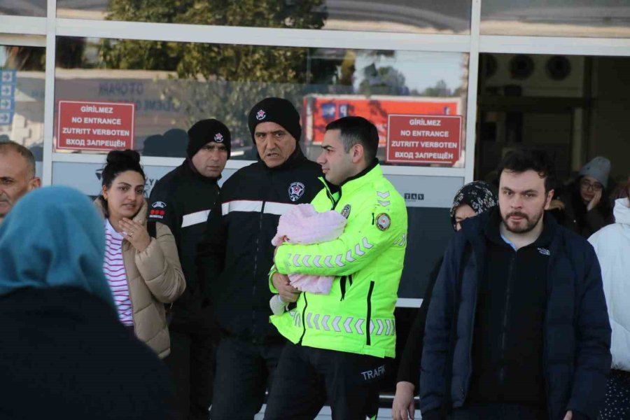 Depremden Kurtulan Anneye Gözyaşları Arasında Karşılama