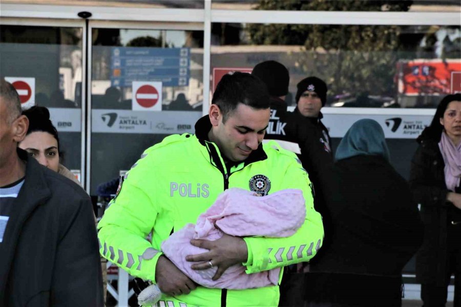 Depremden Kurtulan Anneye Gözyaşları Arasında Karşılama