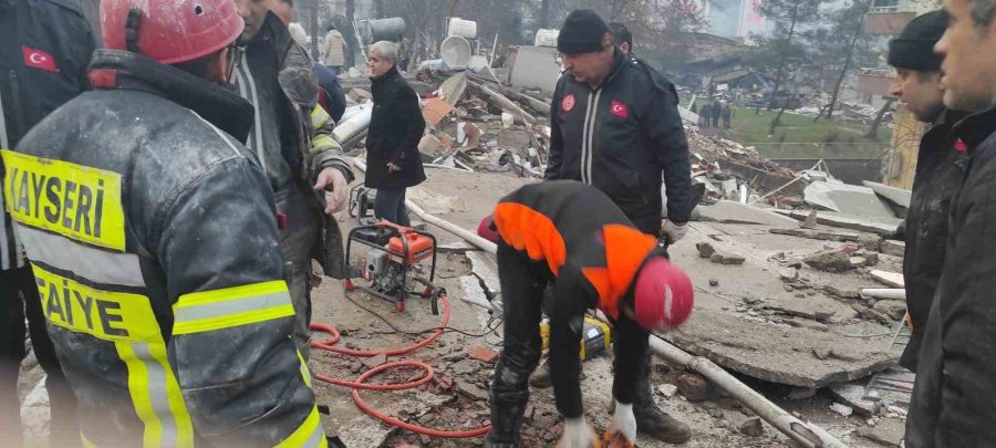 Kayseri Büyükşehir’in Deprem Bölgesine Destek Sayısı 237 Araç, 362 Personel Çıktı