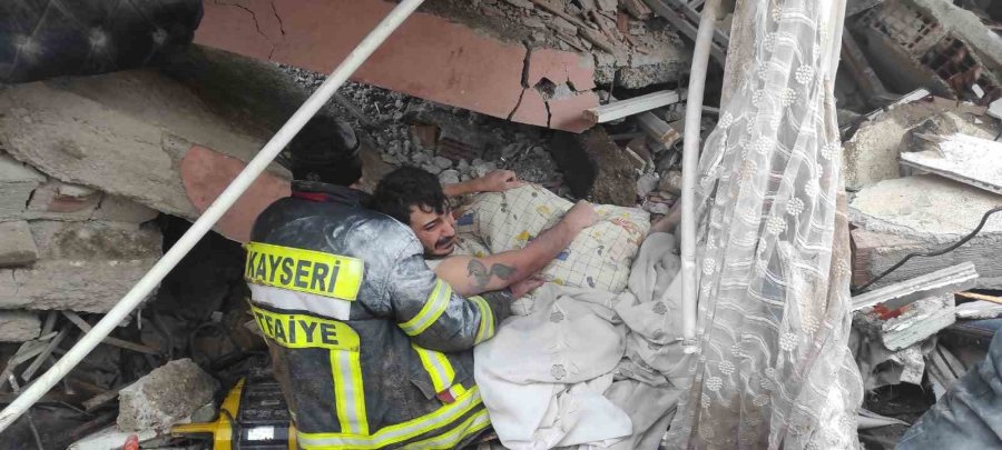 Kayseri Büyükşehir’in Deprem Bölgesine Destek Sayısı 237 Araç, 362 Personel Çıktı