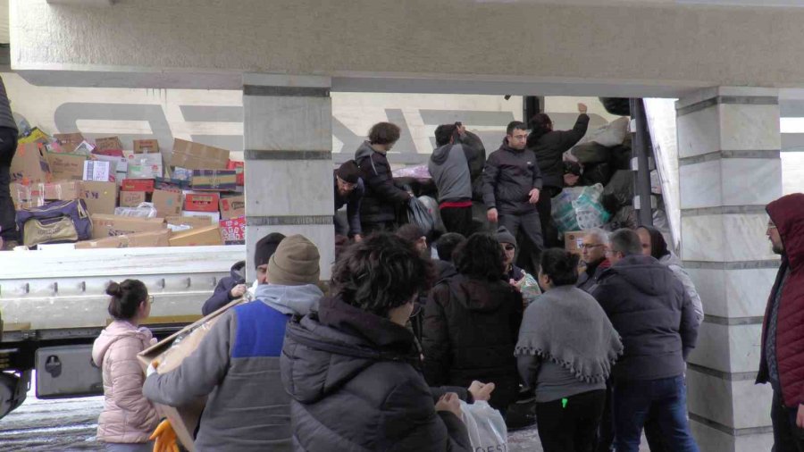 Sağlık Çalışanları Deprem İçin Seferber Oldu