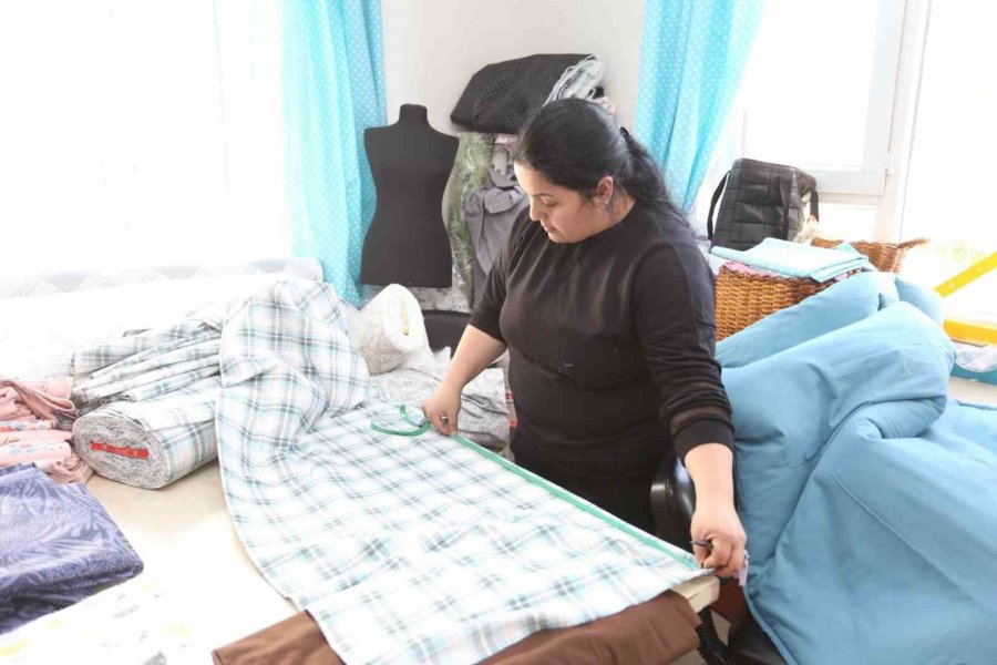 Depremzedelere Yorgan Ve Yastık Dikiyorlar