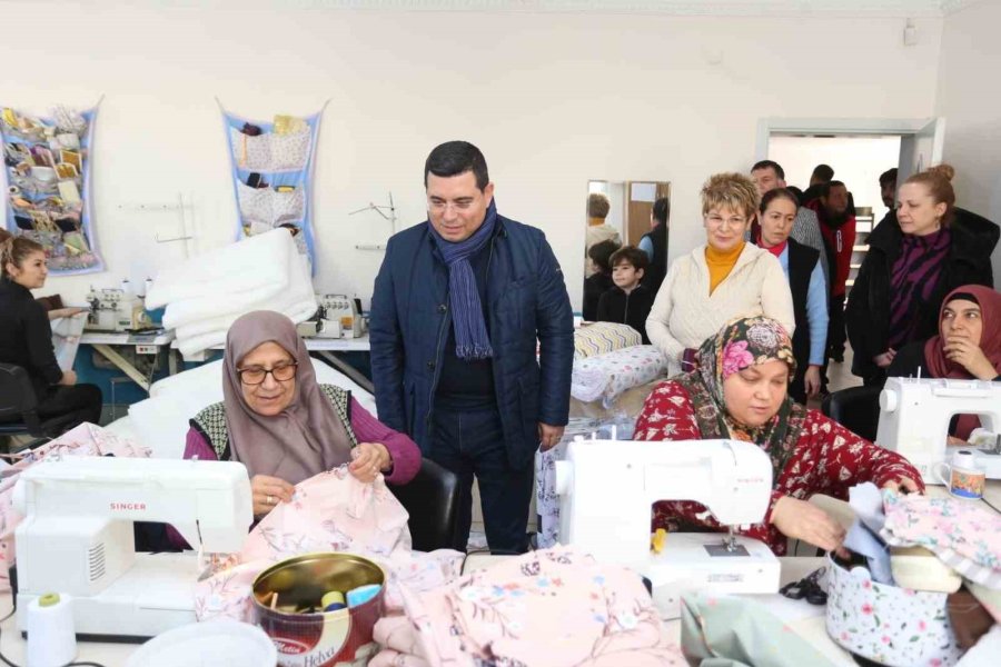 Depremzedelere Yorgan Ve Yastık Dikiyorlar