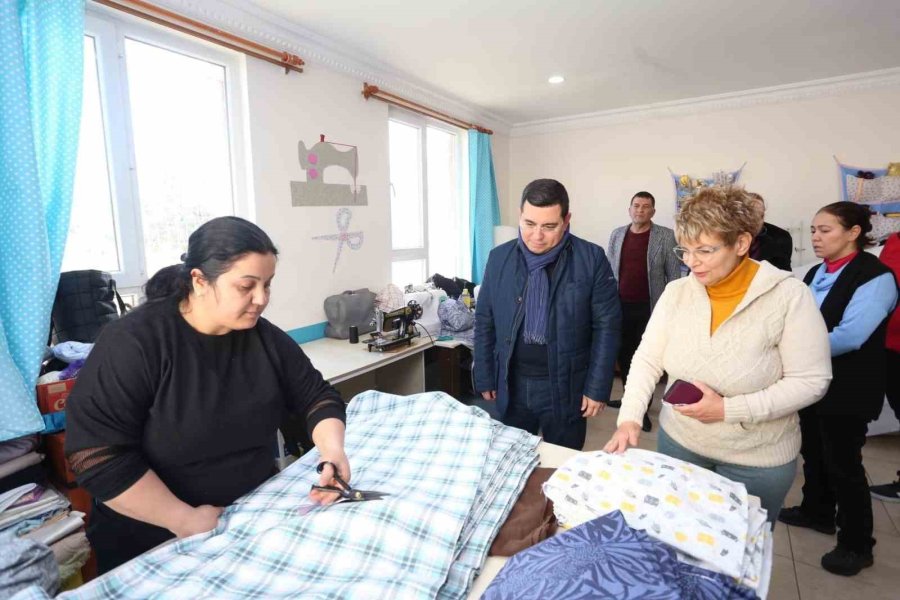 Depremzedelere Yorgan Ve Yastık Dikiyorlar