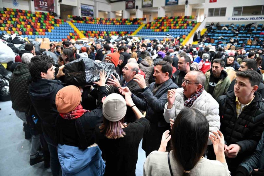 Selçuklu’dan Hatay’a 52 Tır Yardım Malzemesi Gönderildi