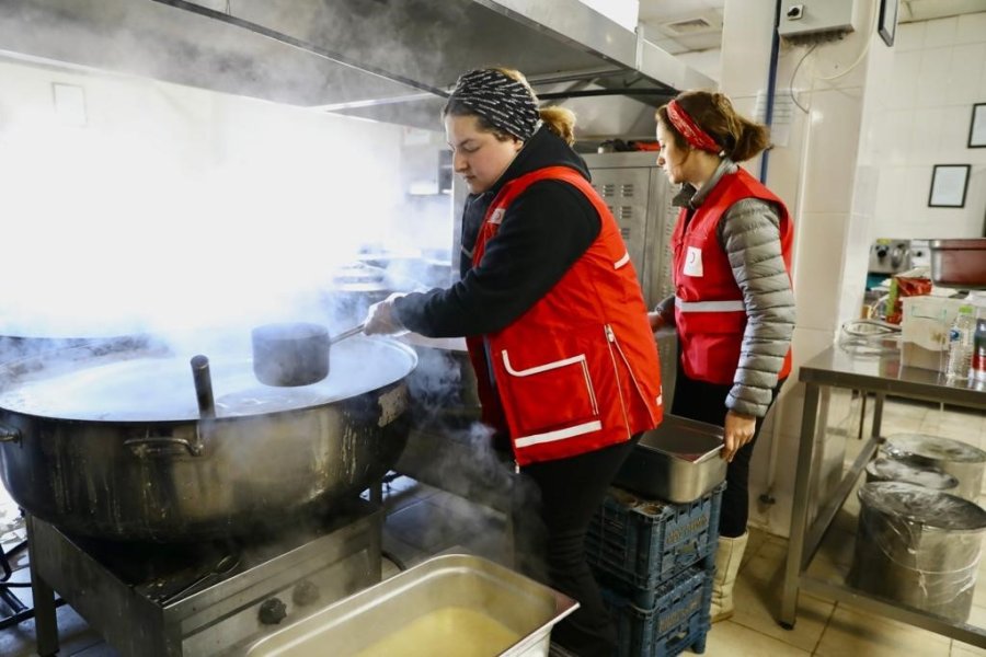 Kızılay Afetzedelere Sıcak Yemek Ulaştırmaya Devam Ediyor