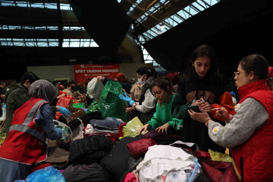 Antalya’da Deprem Bölgesine Yardım Seferberliği Sürüyor