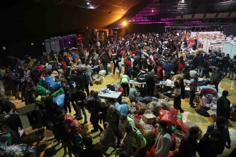 Antalya’da Deprem Bölgesine Yardım Seferberliği Sürüyor