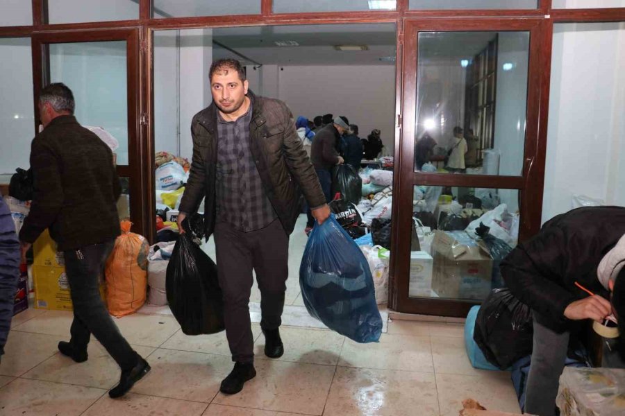 Toroslar Belediyesi, 3’üncü Yardım Tırını Ve 5 Transit Aracı Deprem Bölgesine Gönderdi