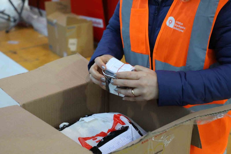 8 Yaşındaki Kardeşler Bisiklet Almak İçin Biriktirdikleri Parayı Depremzedelere Bağışladı