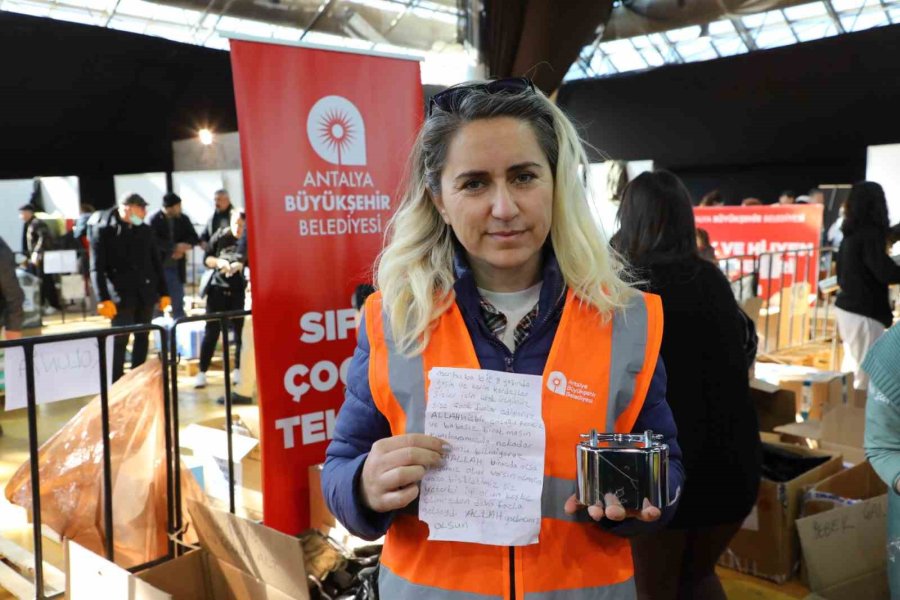 8 Yaşındaki Kardeşler Bisiklet Almak İçin Biriktirdikleri Parayı Depremzedelere Bağışladı