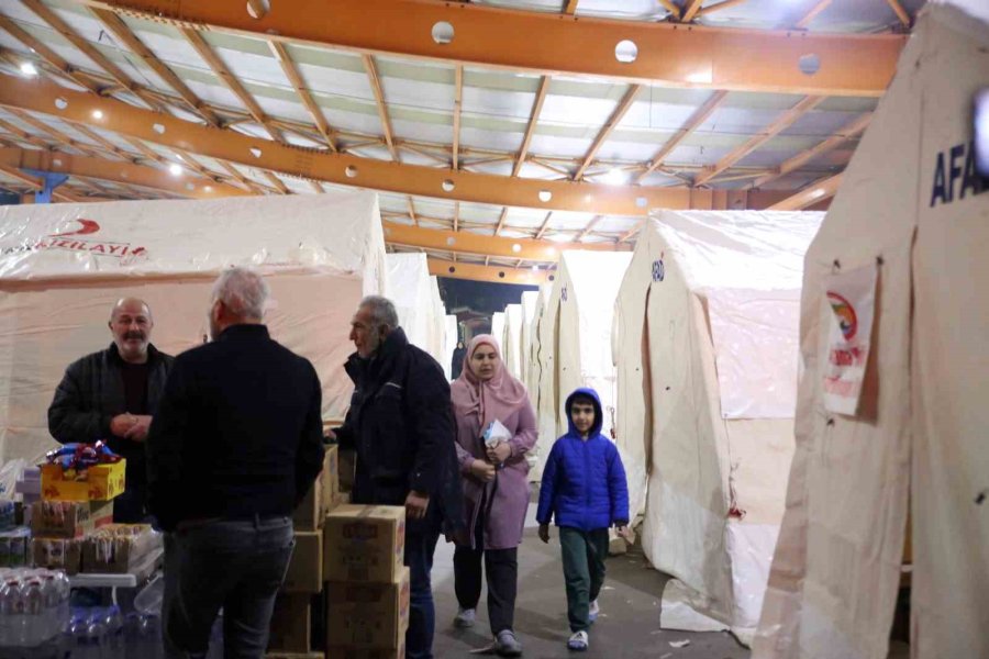 Adana’da Depremzedeler Çadırlarda Yaşıyor
