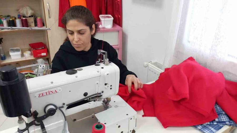 Kozanlı Anneler Depremzedeler Üşümesin Diye Üretime Geçti