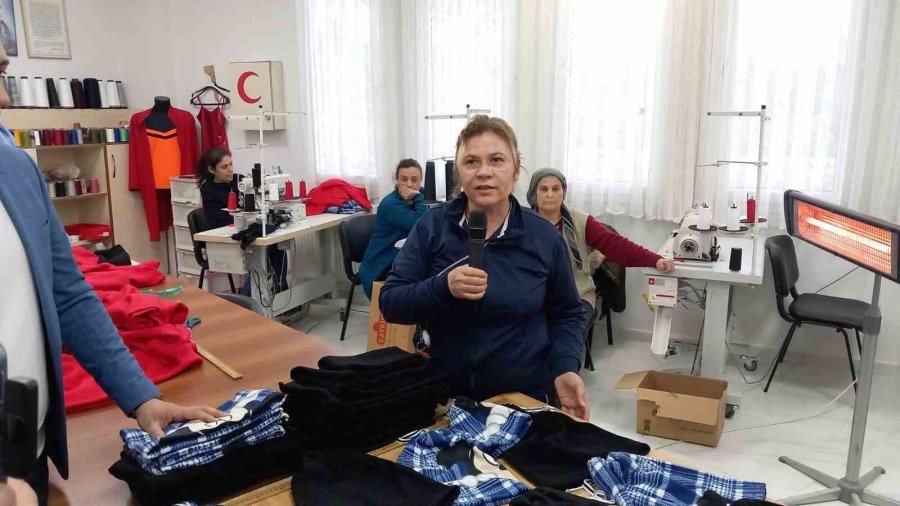 Kozanlı Anneler Depremzedeler Üşümesin Diye Üretime Geçti