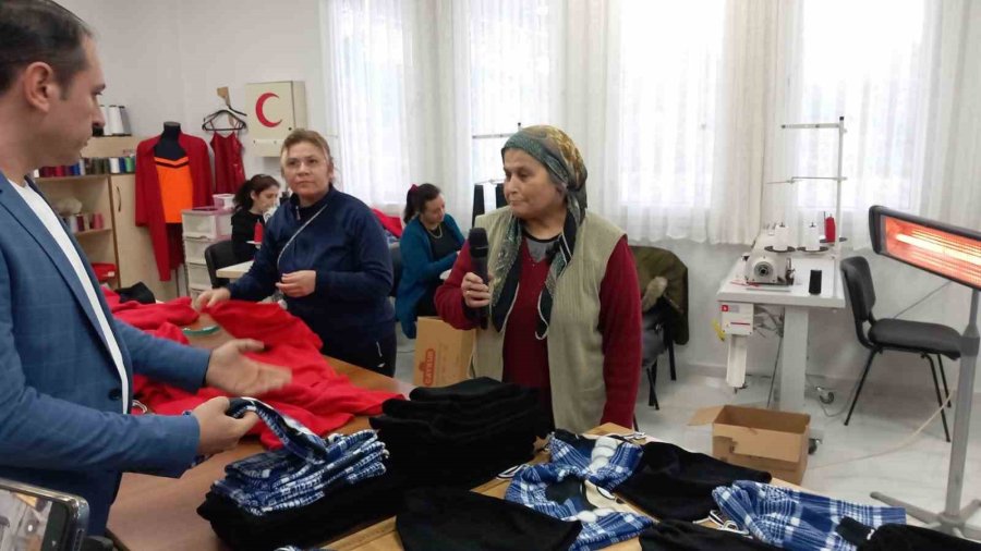 Kozanlı Anneler Depremzedeler Üşümesin Diye Üretime Geçti