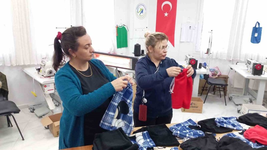 Kozanlı Anneler Depremzedeler Üşümesin Diye Üretime Geçti
