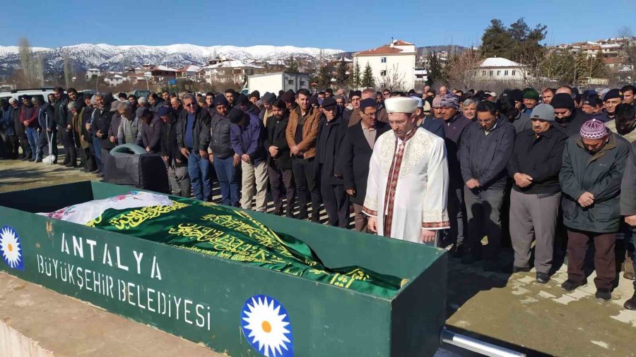 Depremde Yaşamını Yitiren Ümmühan Öğretmen Memleketi Antalya’da Toprağa Verildi
