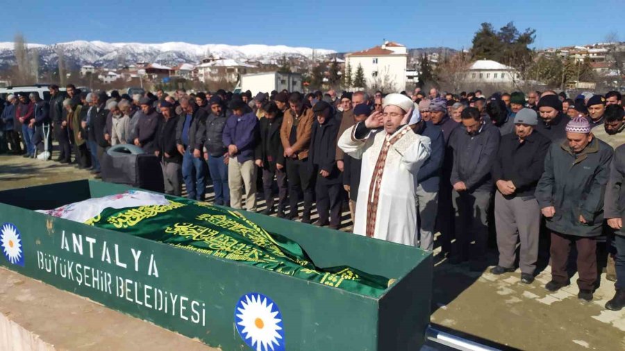 Depremde Yaşamını Yitiren Ümmühan Öğretmen Memleketi Antalya’da Toprağa Verildi