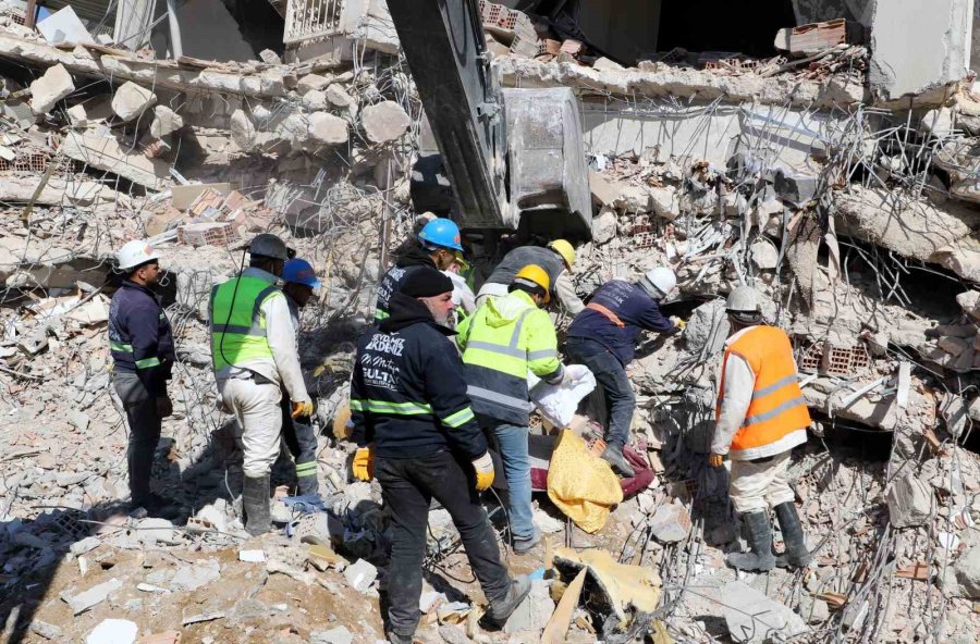 Başkan Gültak Deprem Bölgesinde