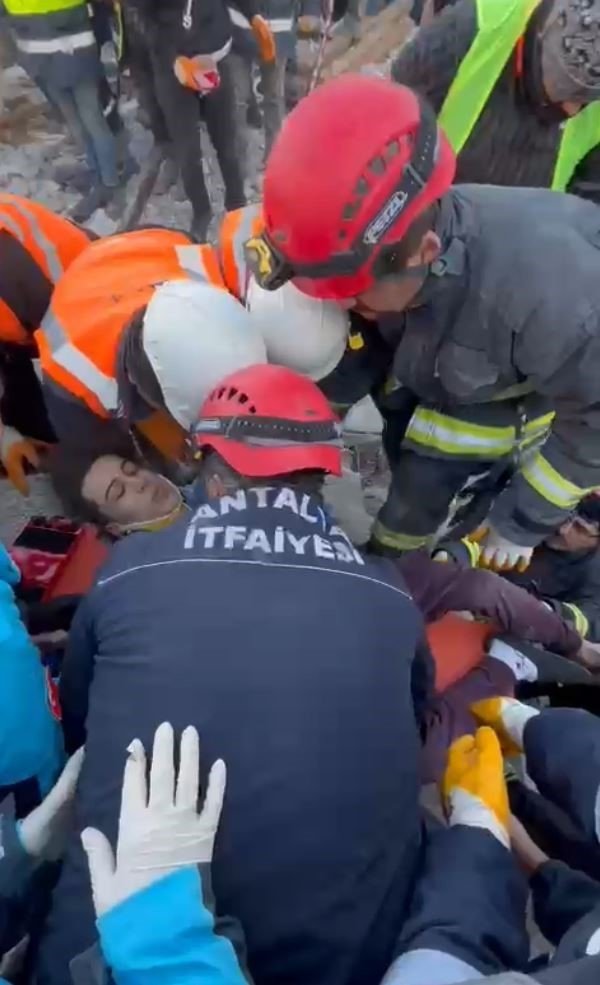 Hatay’da 21 Yaşındaki Genç 84’üncü Saatte Enkazdan Sağ Çıkarıldı