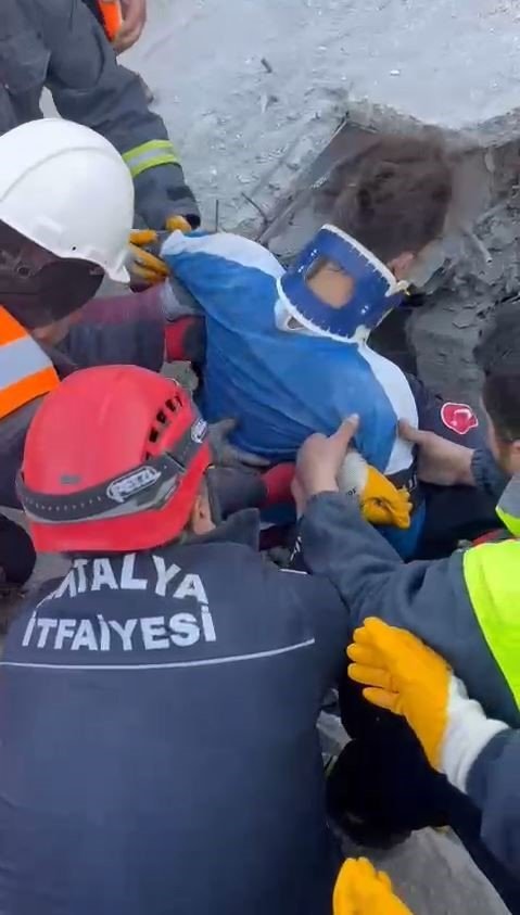 Hatay’da 21 Yaşındaki Genç 84’üncü Saatte Enkazdan Sağ Çıkarıldı