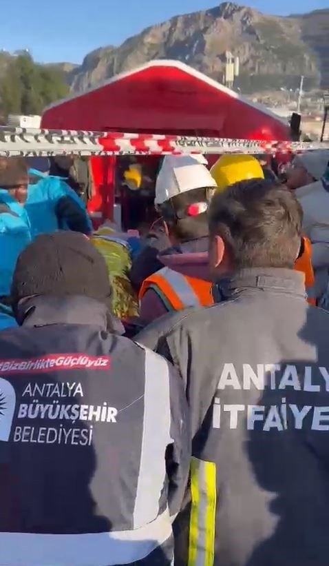 Hatay’da 21 Yaşındaki Genç 84’üncü Saatte Enkazdan Sağ Çıkarıldı