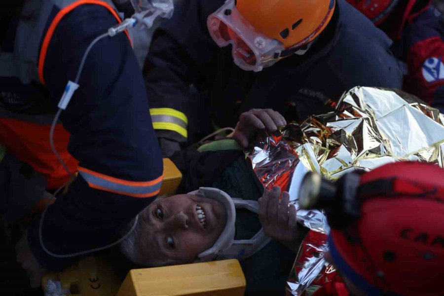 Hatay’da Abla Kardeş 86’ıncı Saatte Enkazdan Sağ Çıkarıldı